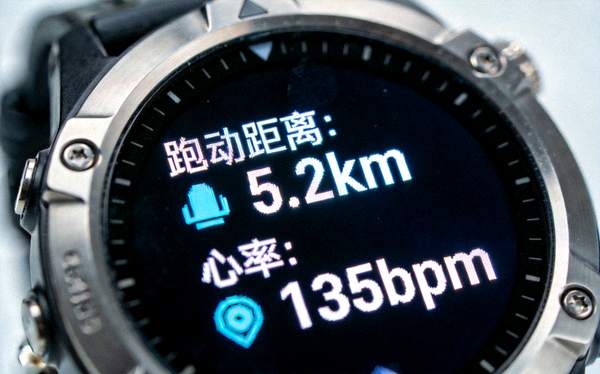 智能运动手表显示跑动距离与心率数据的屏幕特写